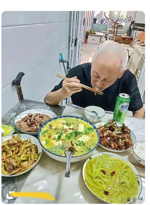 菜也没有什么高级菜，酒也是普通酒，人固定就是普通人