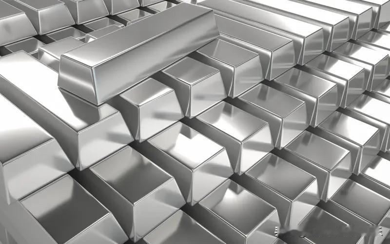 美媒报道，摩根大通在最低点精准平仓了白银空头头寸。周五白银期货暴跌35%，黄金