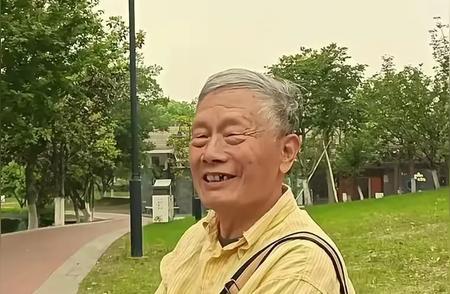 哇塞！海清78岁老爸首露面，退休生活超有料！家人们呐，最近海清她78岁的老爸首