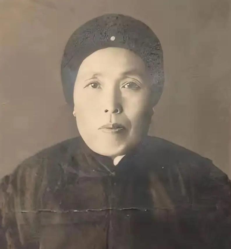 1891年16岁的张作霖落难乞讨，孙寡妇看中了他，解开衣扣，掏出一块腰牌给他：“