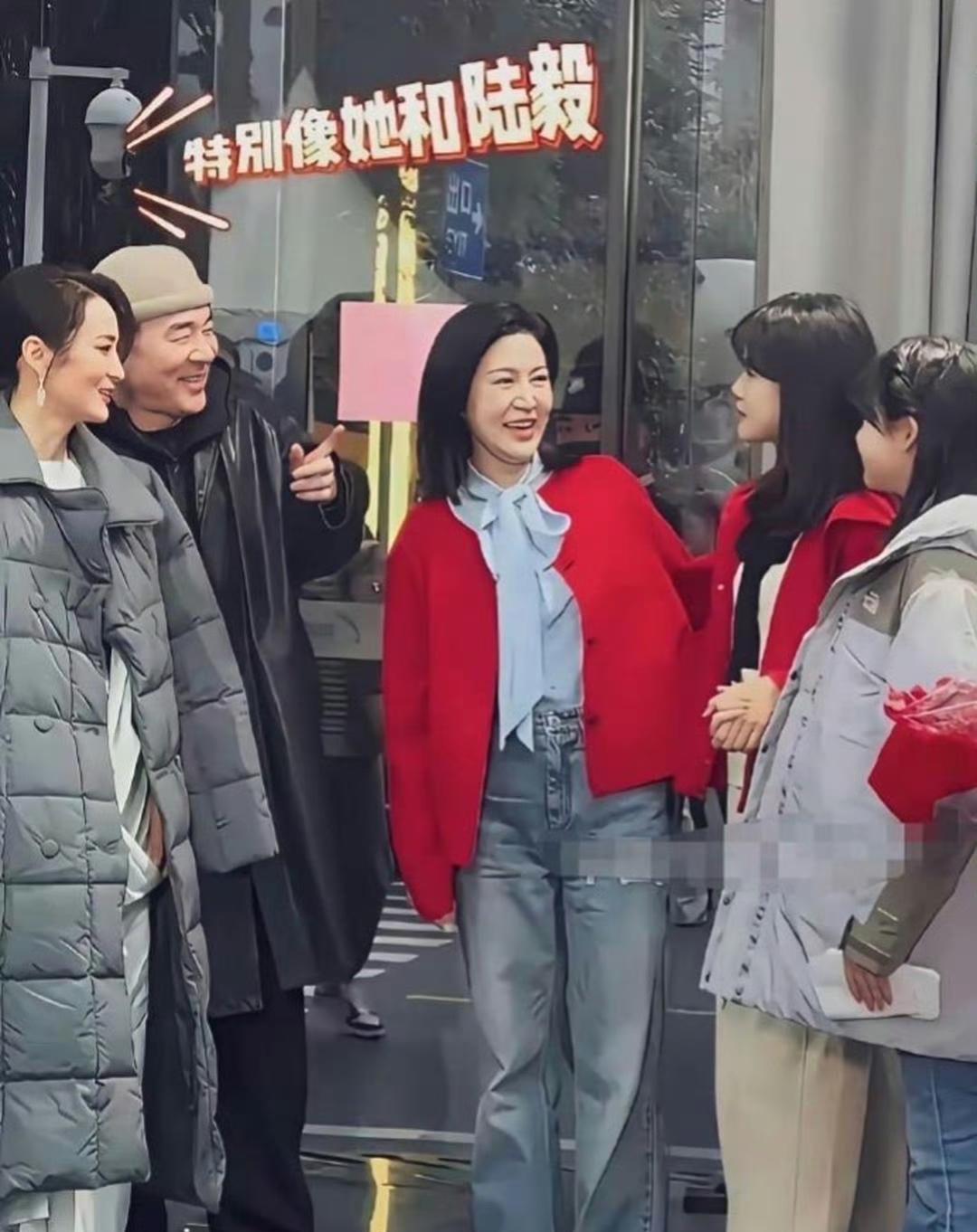 陈建斌这眼神，藏都藏不住。盯着陆毅那两个女儿看，嘴角往下抿，眼睛里全是光。满