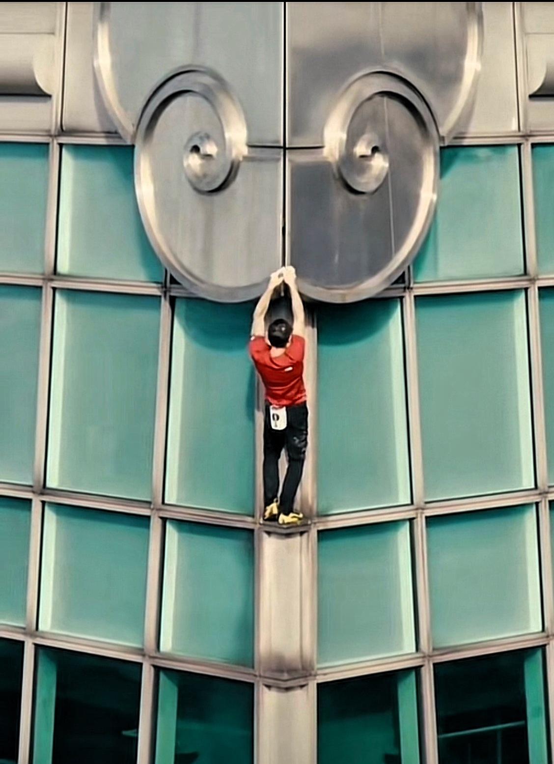 这家伙无保护攀上了台北101大厦，高度：508米，大厦高度在全世界排名第十一位。