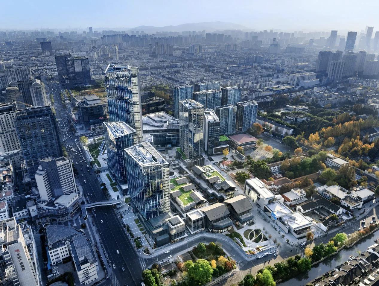 苏州万象天地开业太火了，把寂静多年的石路是盘活了，但也把石路周边的道路堵死了