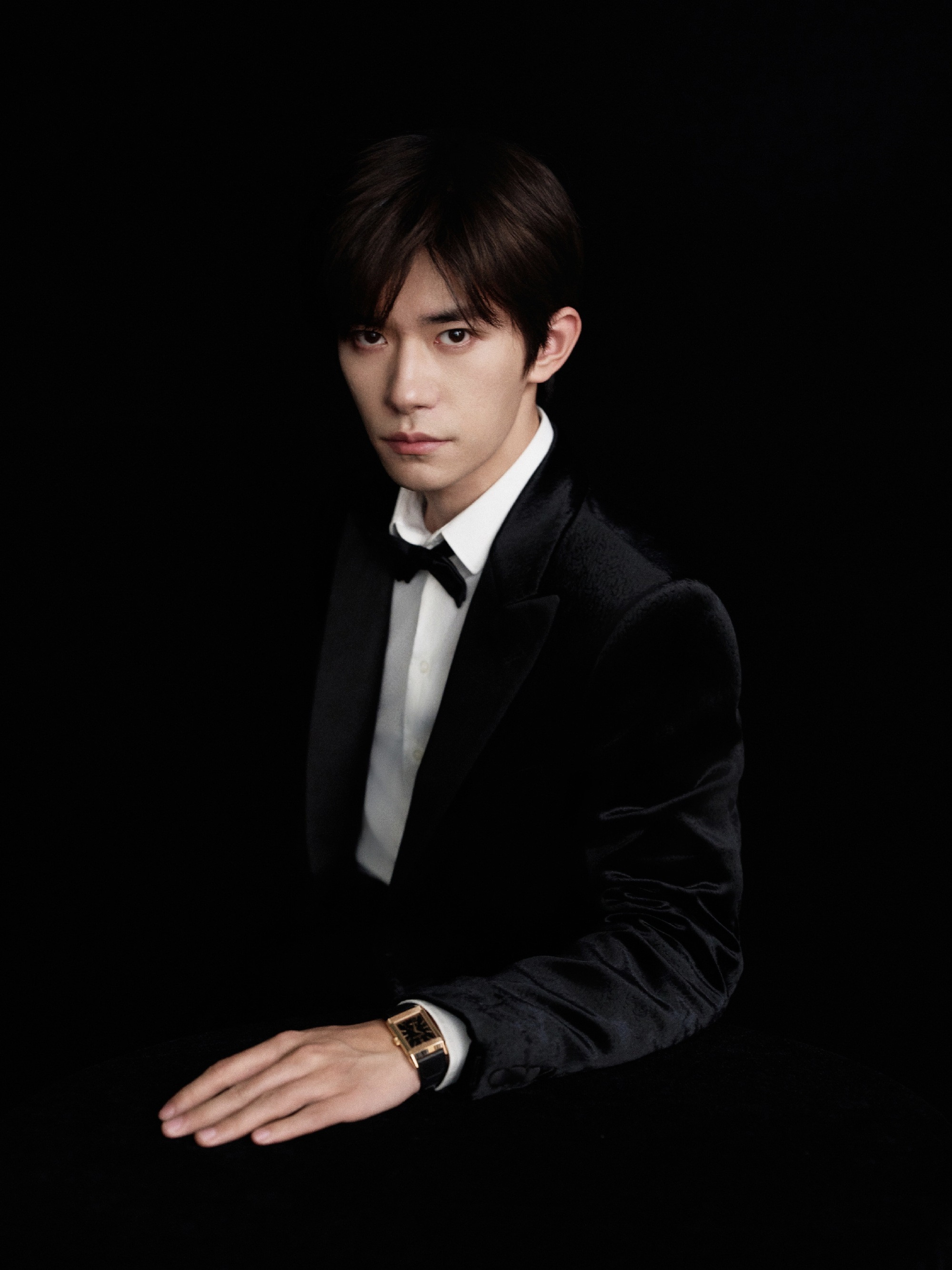 今日易烊千玺黑西装亮相金鸡奖！大片我反手就是保存，我的手机相册宣布今晚被易烊千玺