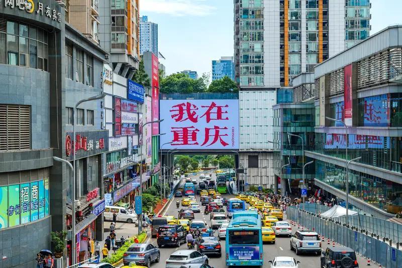重庆那真是个美女如云的地方，就说观音桥步行街，放眼望去，到处都是大长腿、肤白貌美
