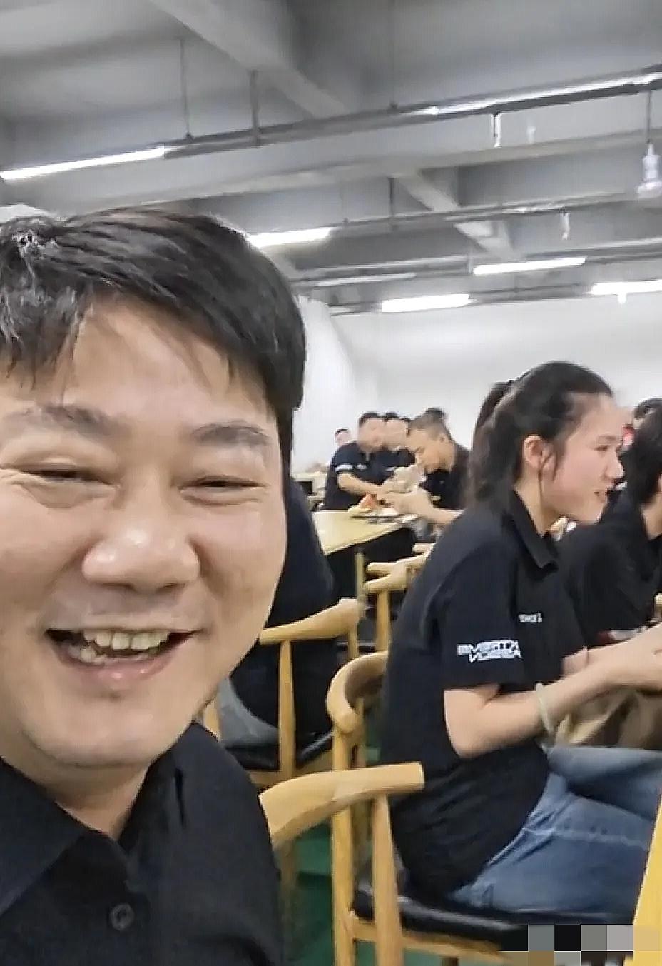 张雪还清欠债后豪气加餐，公司食堂全员喜提龙虾大餐刚刷到张雪随手更新的食堂日