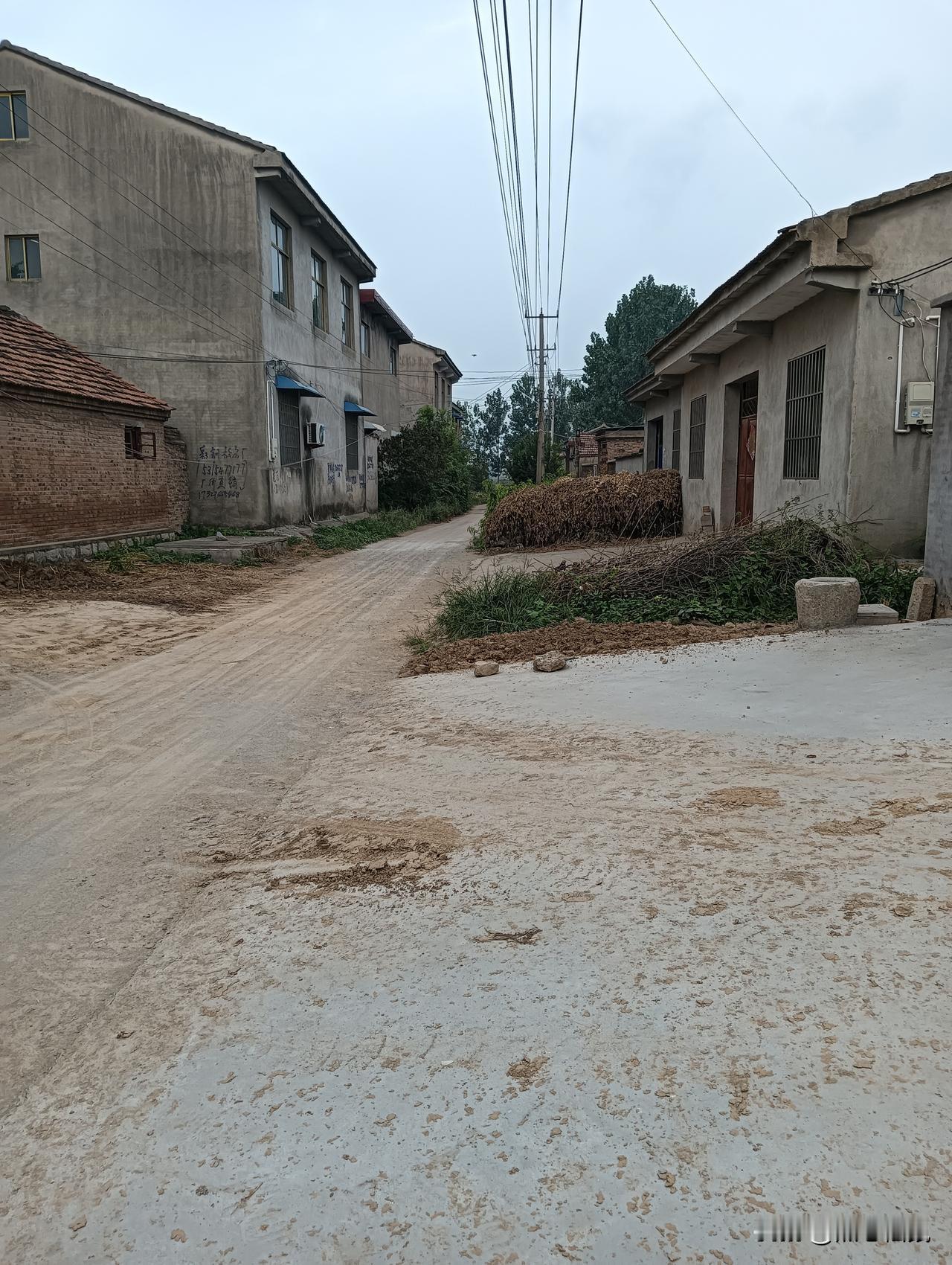 村里的土路，两边都是老房子。