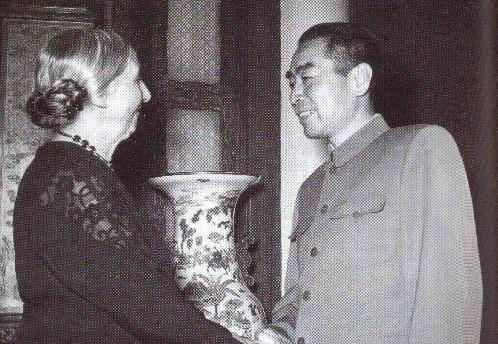 1955年5月23日，周恩来总理在中南海西花厅接见应邀访问我国的国际民主妇女联合
