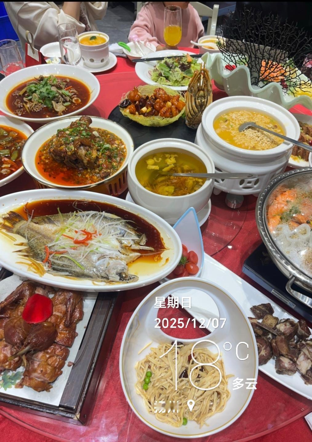 昨天，吃了一大桌酒席，不如今天在家吃老伴做的两三个小菜舒服！大白菜烧肉片