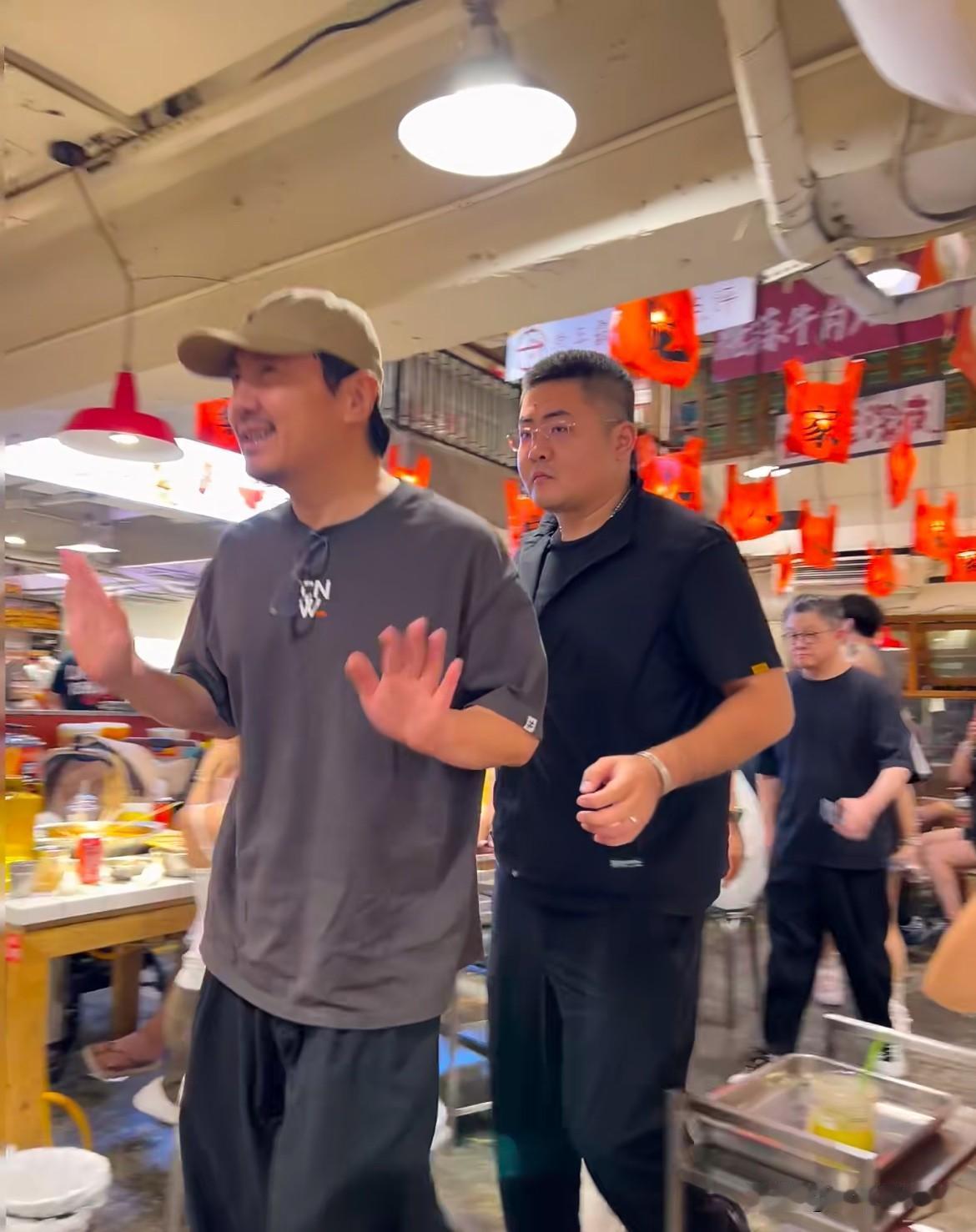 沈腾二半夜出来吃饭了！现在也不说自己年龄大了要养生早睡了一开始还低着