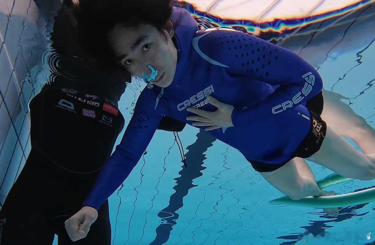 海浪越大朱一龙越野他的实力可真是不能否认的[大笑]水下实拍显功底，朱一龙越难越出