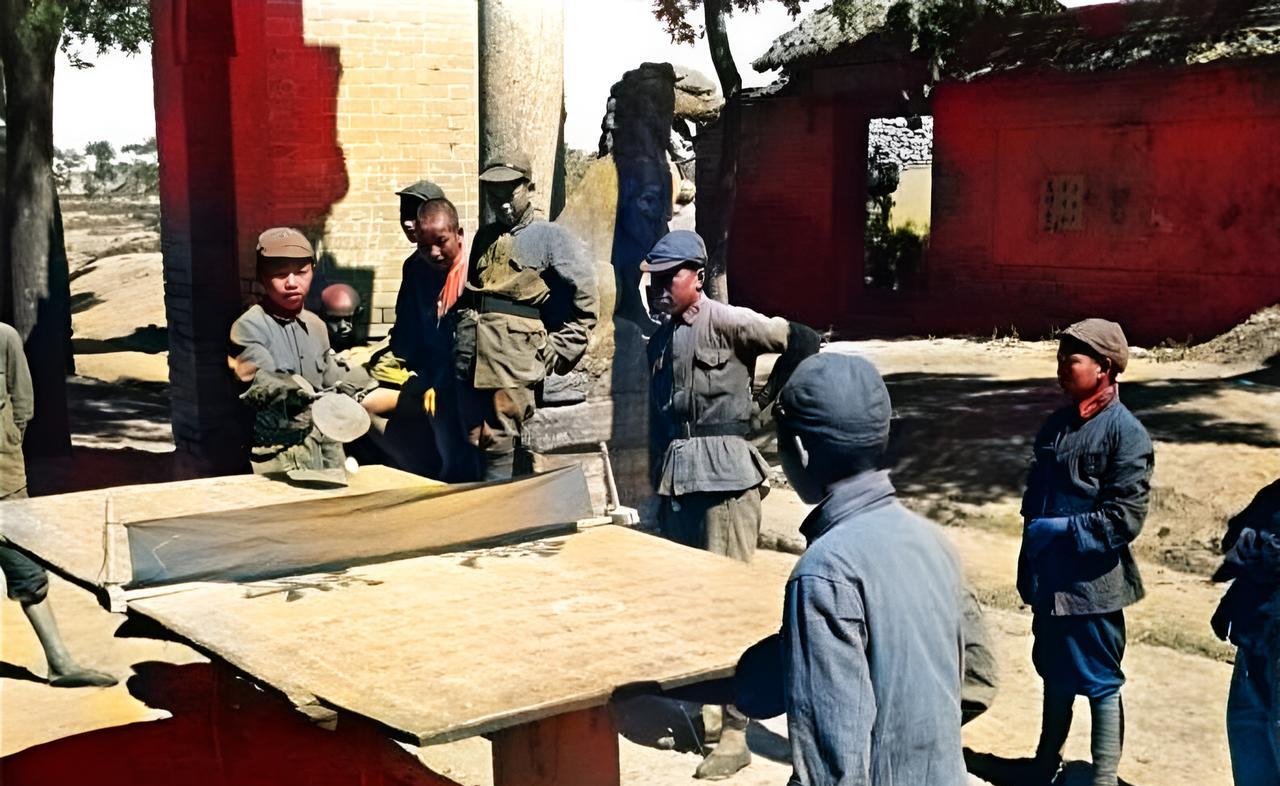 从新兵到老兵，从士兵到军官，他们都非常擅于打乒乓球。不论八路军还是解放军，战士们