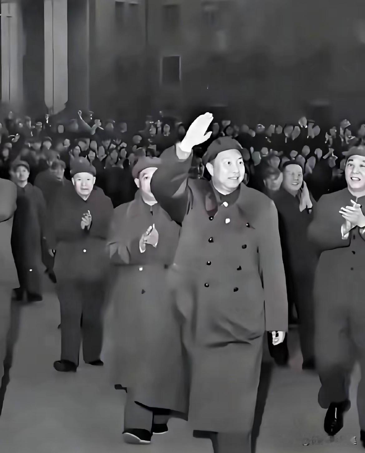 1977年4月23日，华国锋同志前往吉林视察，受到热烈欢迎的场景。期间，华国锋在