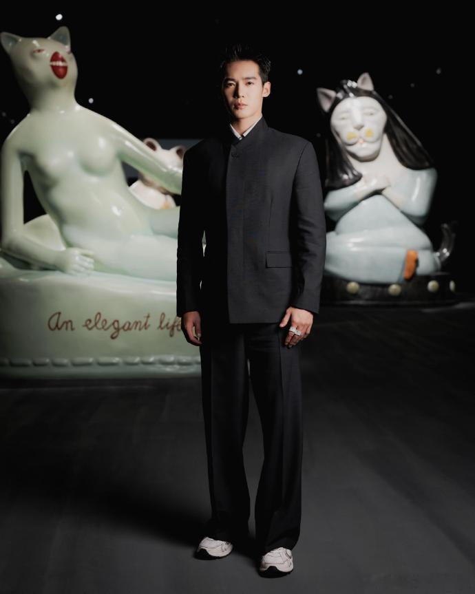Dior男装周内娱此次派出两位男演员出席本次大秀，品牌大使于适第二次受邀国外看秀
