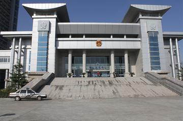 太离谱了！北京一名女子回家发现，邻居私自加装铁门锁住了公共过道，还搬大水缸堵在女