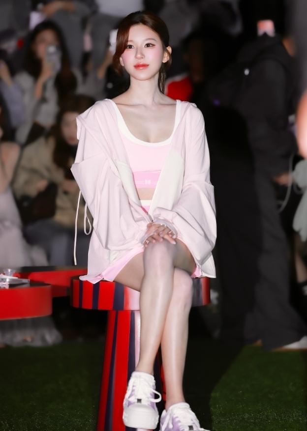 赵露思常驻综艺开播！赵露思常驻综艺《不好笑就露宿街头》已经上线播出，这个节目是