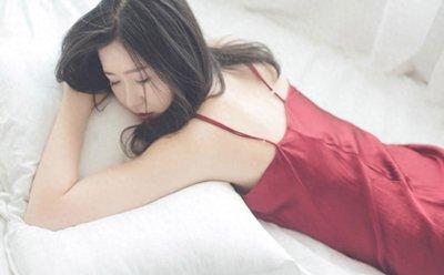 一个大哥在网上倒苦水，说小姨子大晚上喝醉了跑到他房间对他撒娇，让他感到十分尴尬。