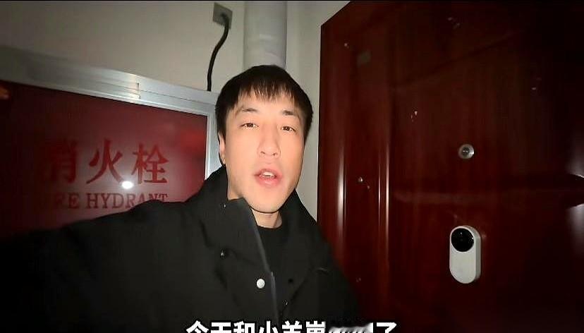 把男朋友锁门外，这不稀奇。稀奇的是，男的搬来的救兵，是他未来的丈母娘。我看到
