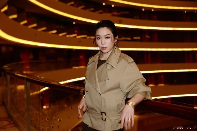 贾一凡石宇奇合照参加世界羽联世界巡回赛总决赛欢迎晚宴，晒图并配文“姐就得有姐范