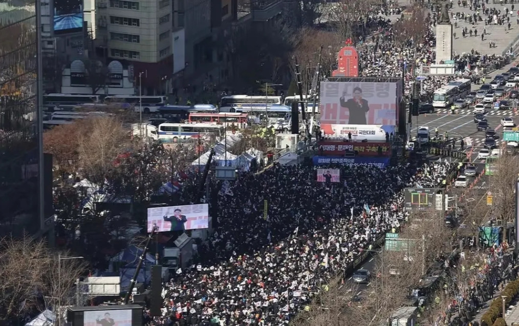 韩国近期爆发多场大规模游行，民众对总统尹锡悦的态度呈现两极分化。一方面，约六成民