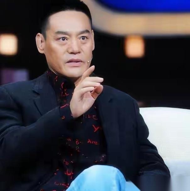 演员巍子说：“张丰毅跟我一样都是犟驴脾气，有段时间我特烦他，我对他说，丰