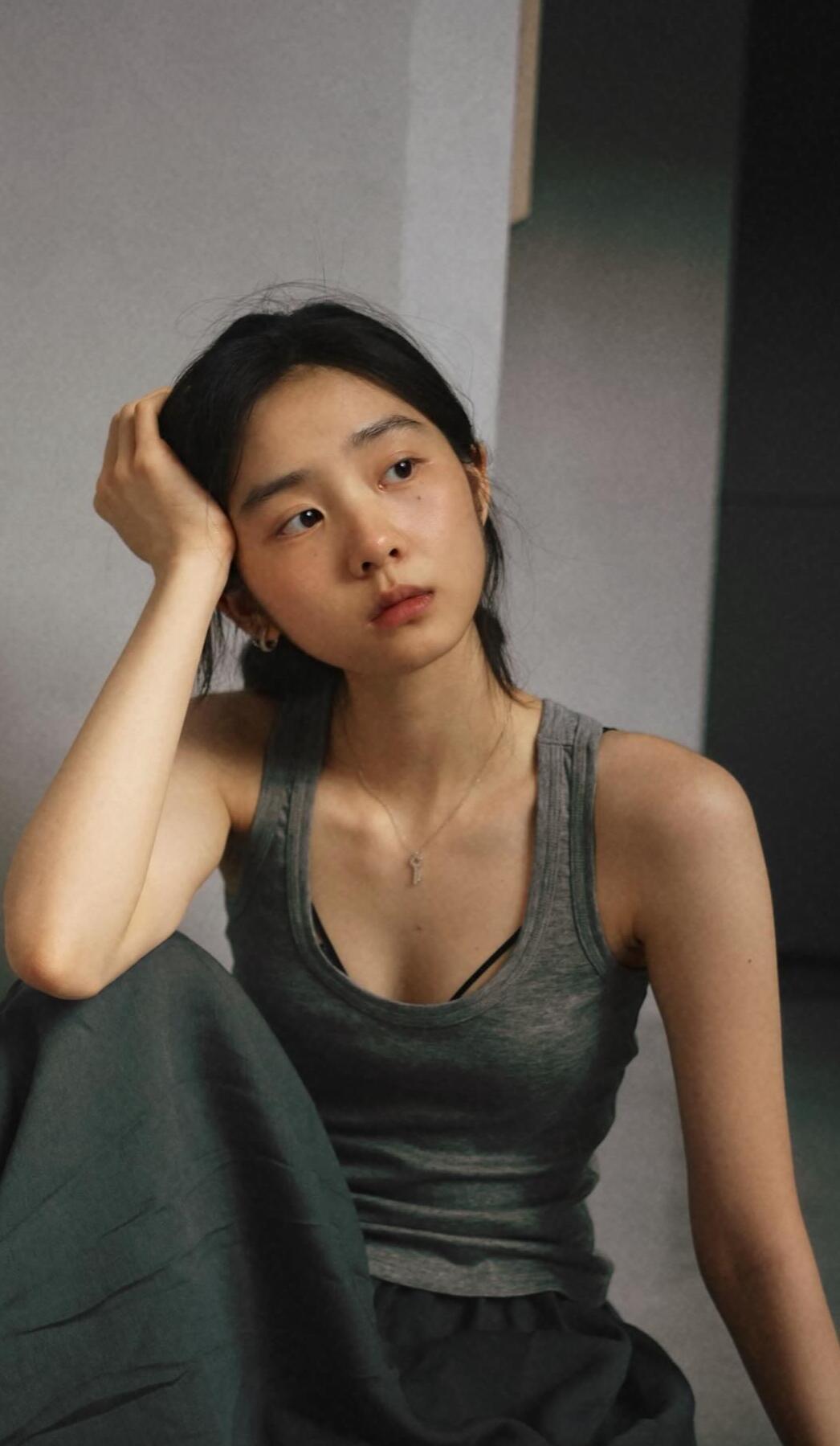 黄多多这20岁，是把“松弛感”穿在身上了！灰背心、暗长裙，书架一角席地坐，淡