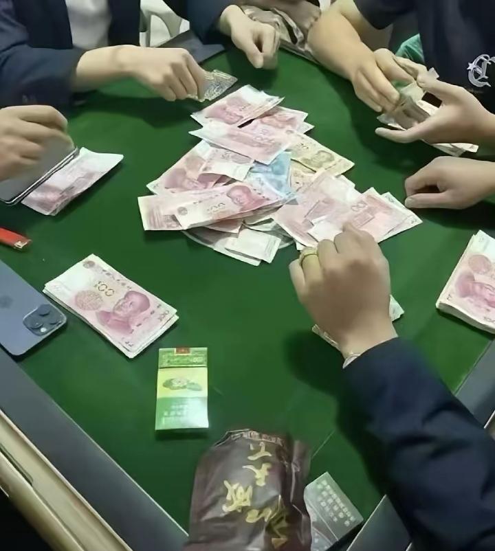 最傻的永远是底层打工人！在外面干着又脏又累的活，抽着最劣质的香烟，吃的是最便宜的