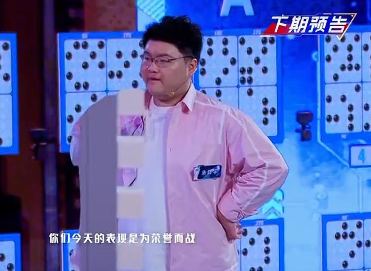 到底发生了什么？在国内赛段那个经常悠闲的扇扇子的朱辉宇不见了，在国际赛的下半场的