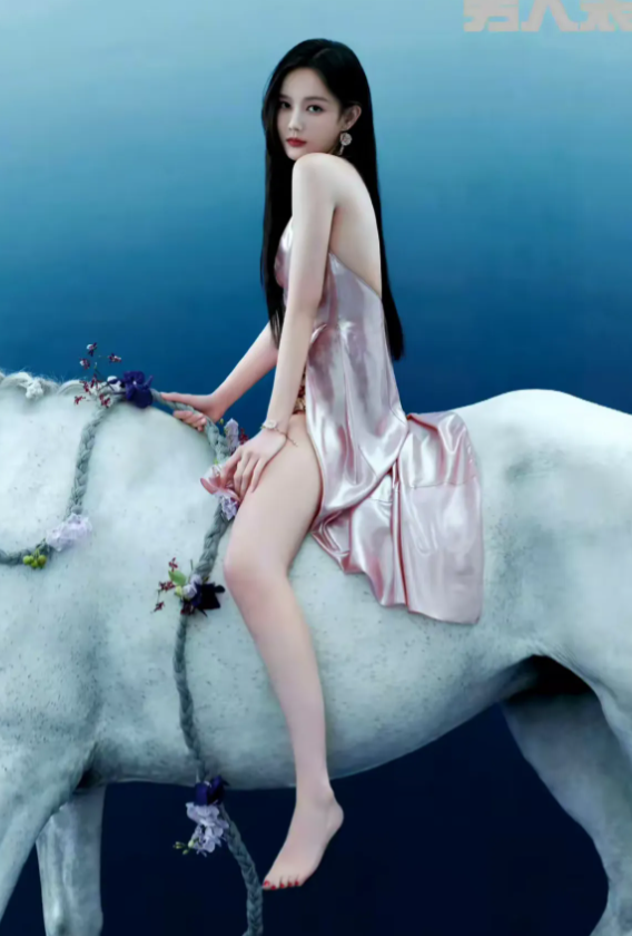 李一桐，好美啊！就是穿着一件睡衣骑着马，总感觉有点不妥！
