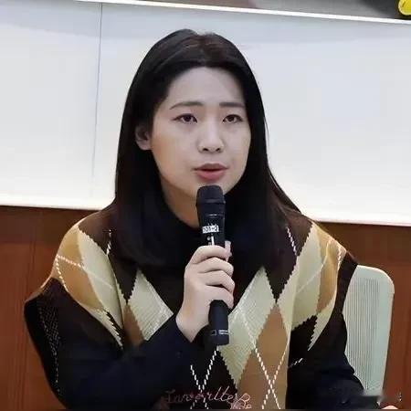 国民党内部的这出戏，又演到了“灭火”环节。10月2日，郑丽文直接点名徐巧芯，