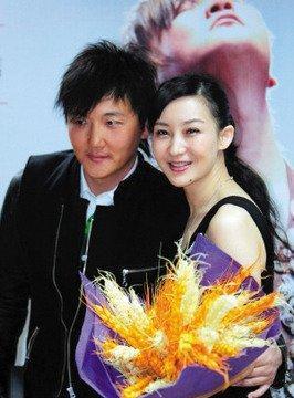 1999年，成名后的孙楠抛弃了同居10年的女友辛欣，转身娶了神交已久的买红妹。9