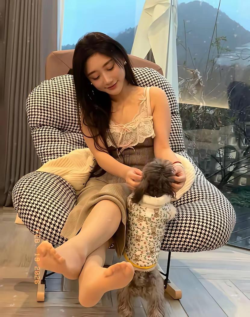 坐着发呆，逗狗，这就是我的生活状态。