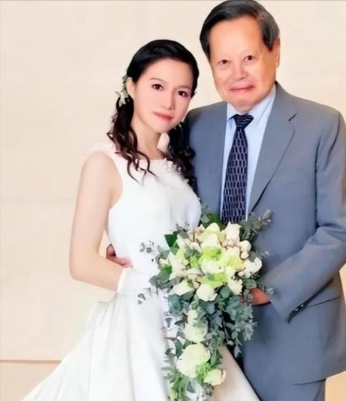 都以为翁帆只得了清华公寓的使用权，殊不知杨振宁留给她的，根本不是房子，而是一口“