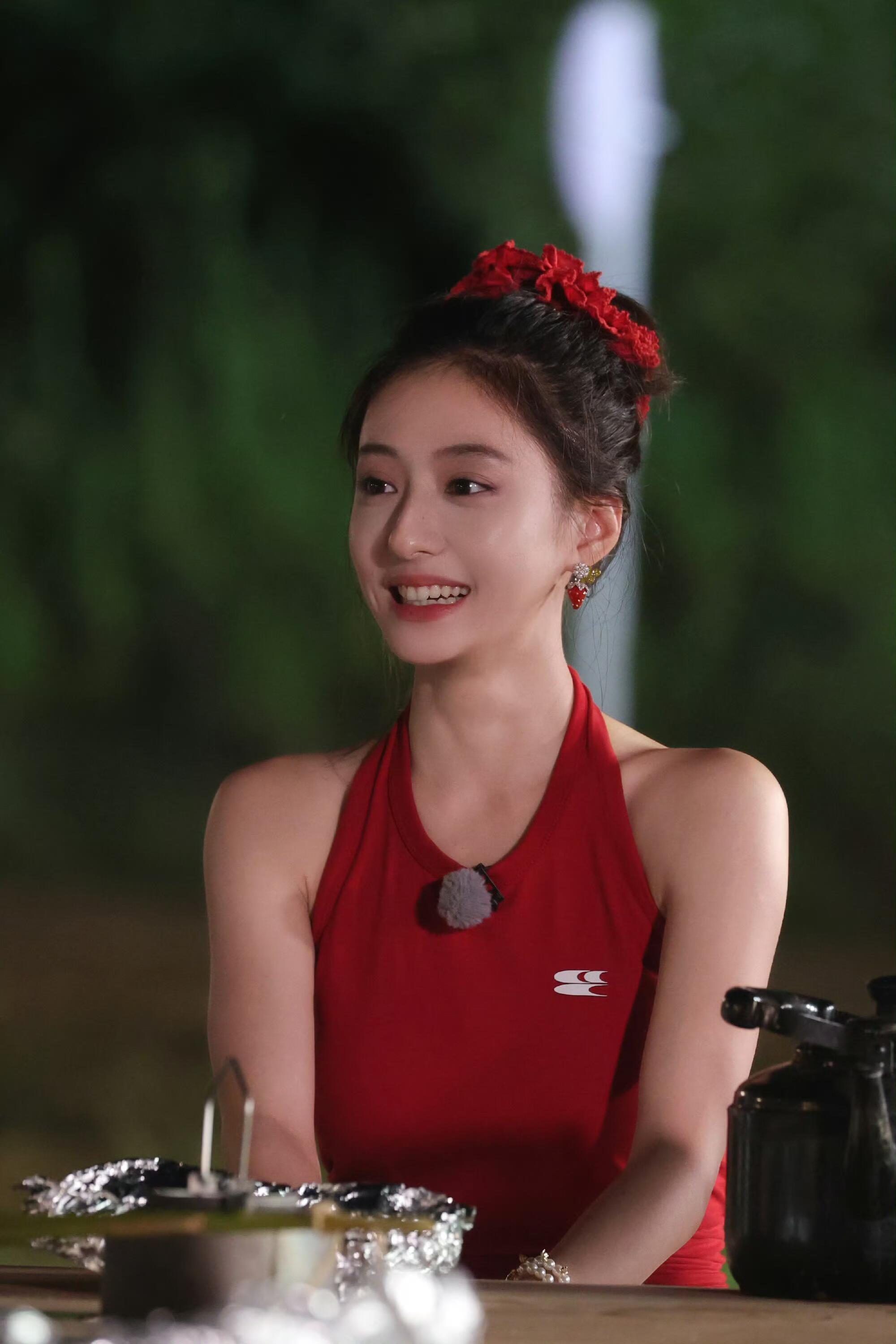 胡连馨的肩颈线太优越了吧！羡慕！