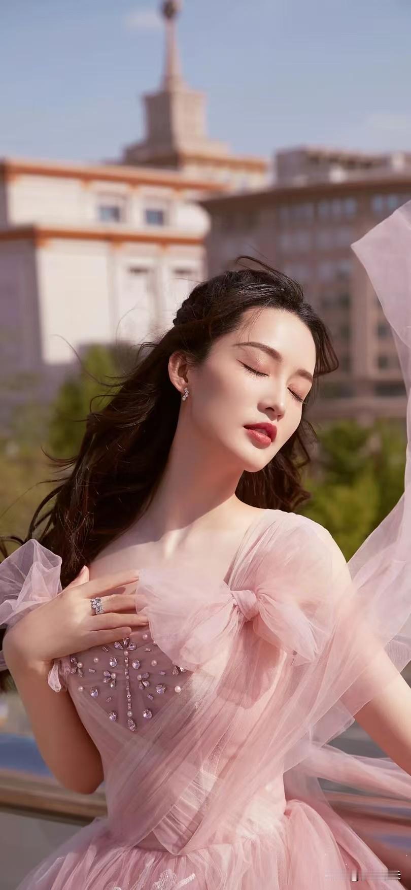 看了一圈《花少》的争议，我最深的感受是：李沁这个人，是真的"体面"。被
