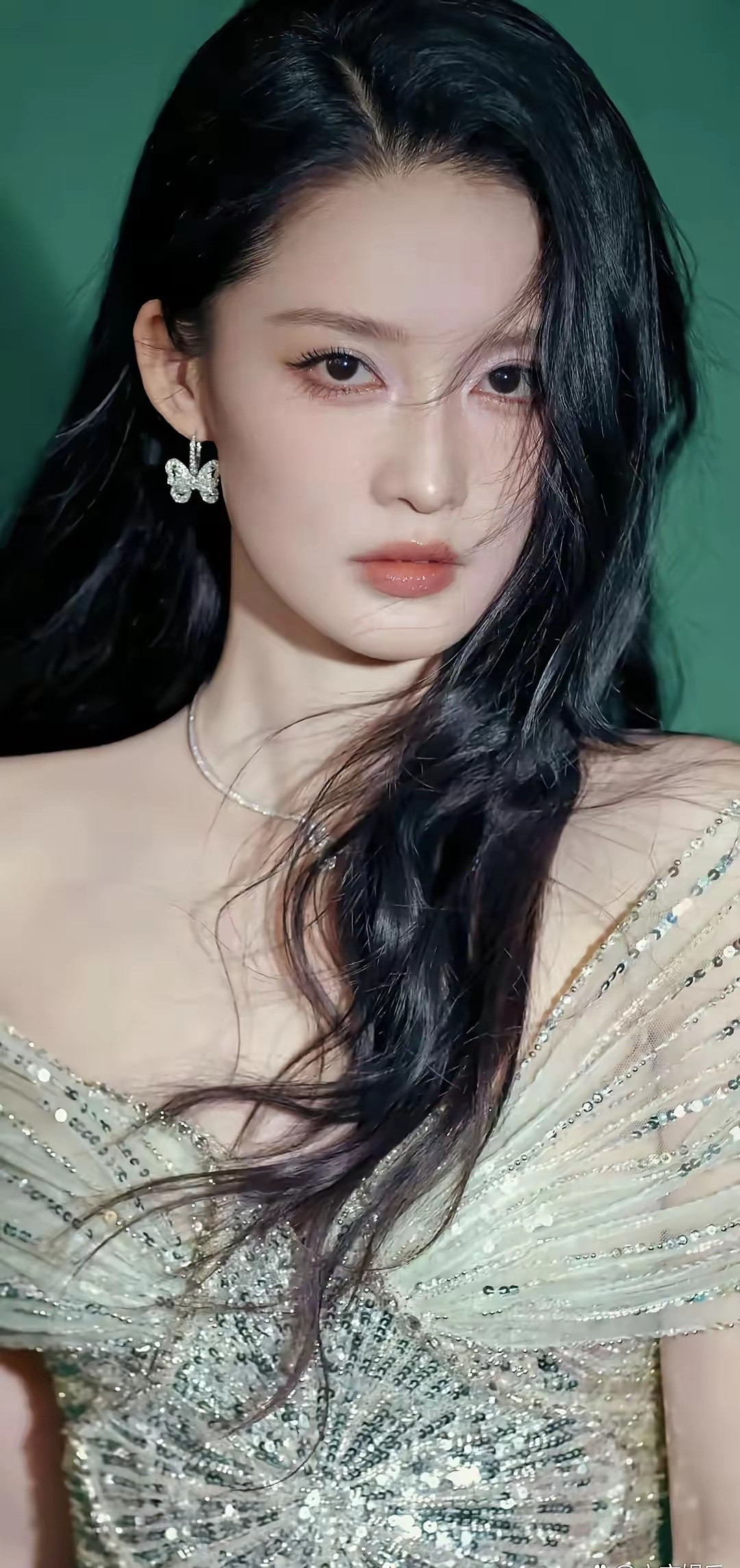 李沁真的比白鹿漂亮。为什么总有人说白鹿多漂亮多漂亮？说实话我真的欣赏不来白鹿的颜