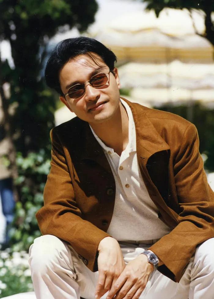 1993戛纳电影节，泳池边的张国荣。棕外套配白衣白裤，墨镜加持，在夏日阳光下尽显