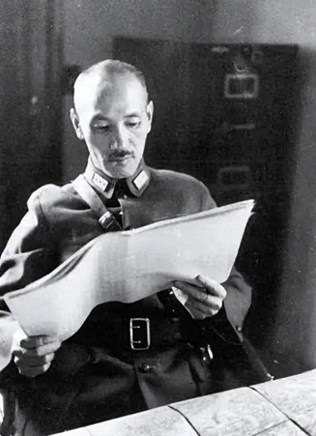 1949年10月1日，老蒋还没去台湾，当时人在广州，就住在东山陈济棠公馆。虽然下