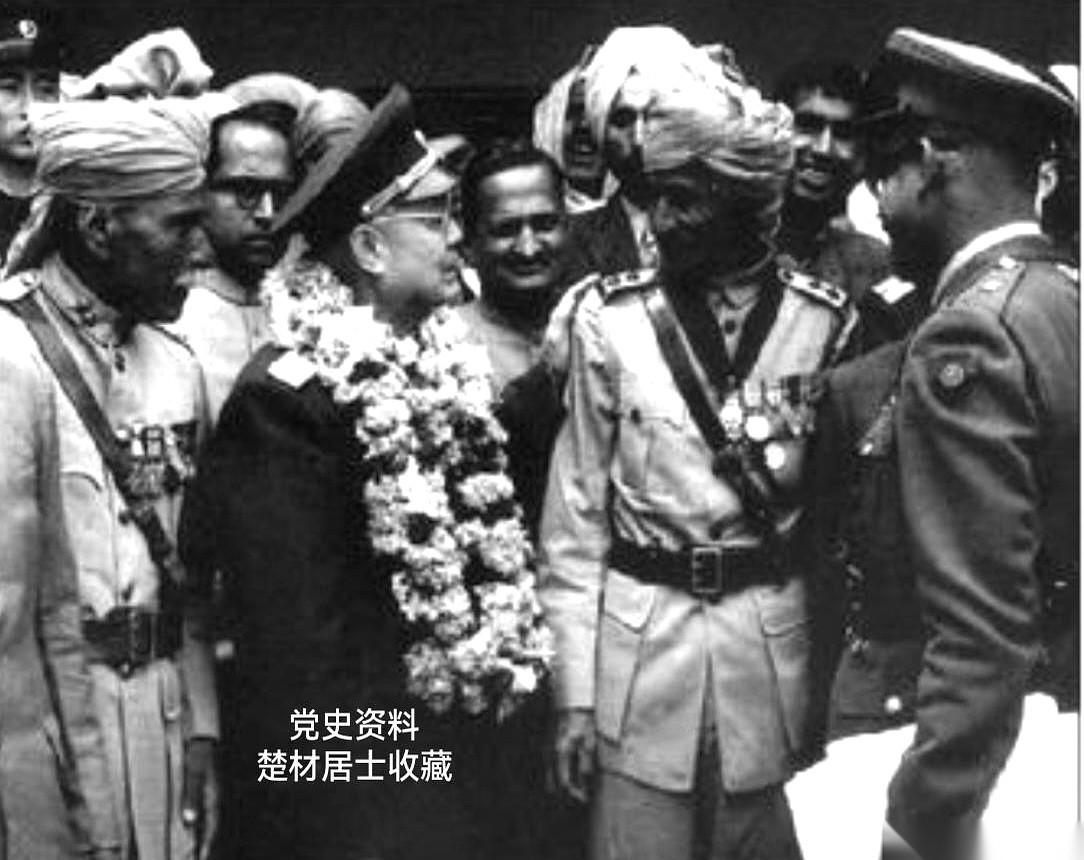 1958年2月，叶剑英元帅的专机，降落在邻国的机场。舷梯下，站着一个人。邻国陆