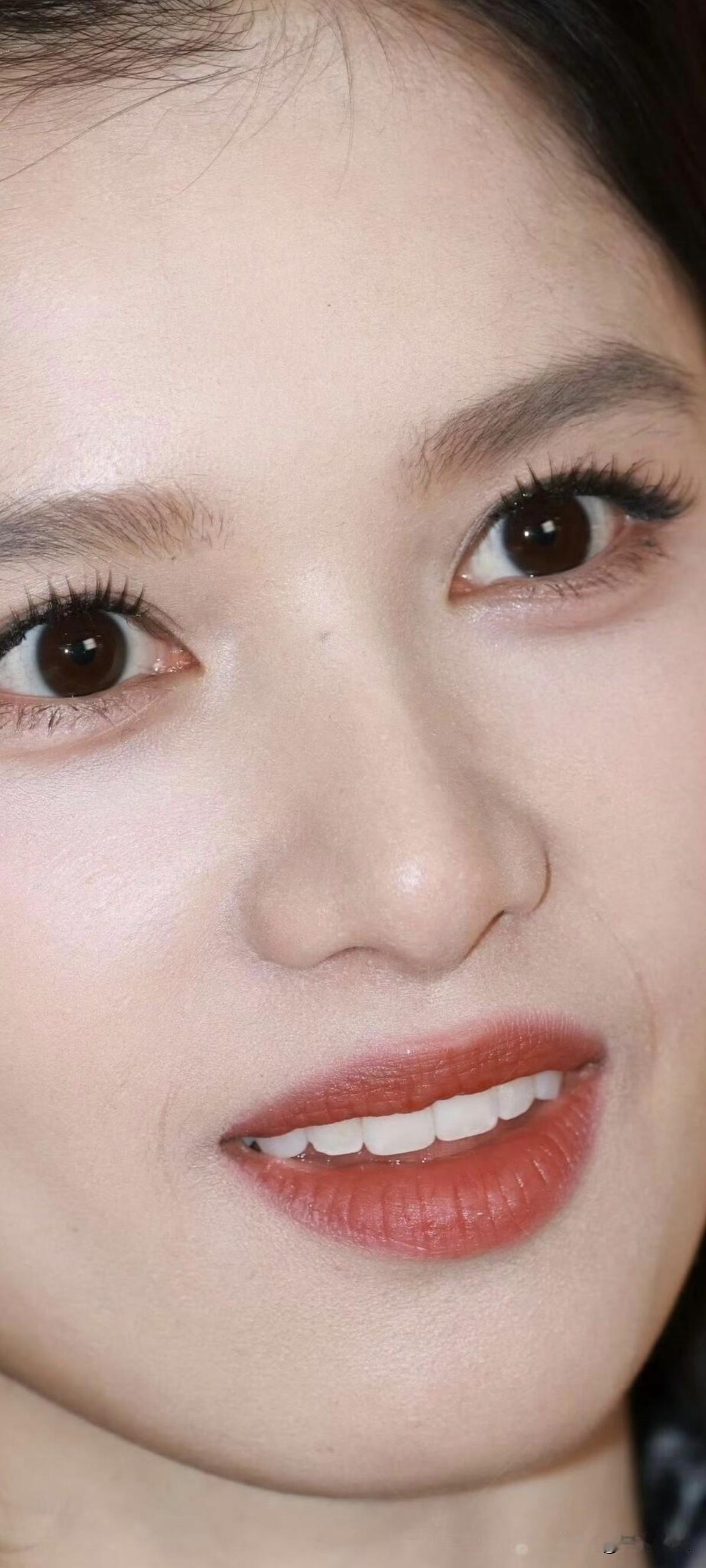 女明星照片分享张婧仪狠狠怼脸，盯榨的神，盯榨的神！张婧仪这颜值，我慕了~