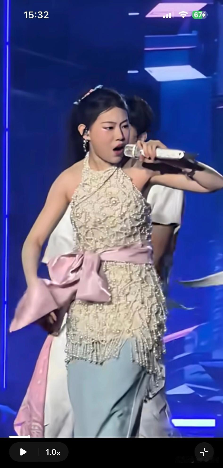 小沈阳女儿的裙子，惹人议论了小沈阳的女儿火了，因为一条裙子，事情不大，但讨论的