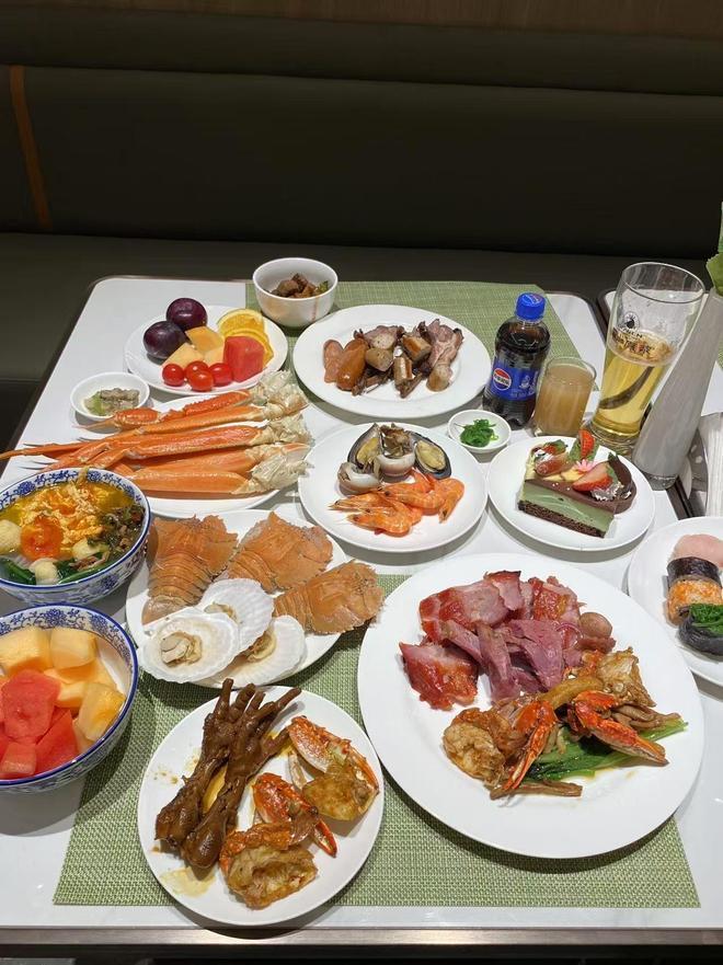 史上最离谱的酒店自助餐！张掖一家国际酒店被骂上热搜，公共餐台上摆着土豆饼，游客刚