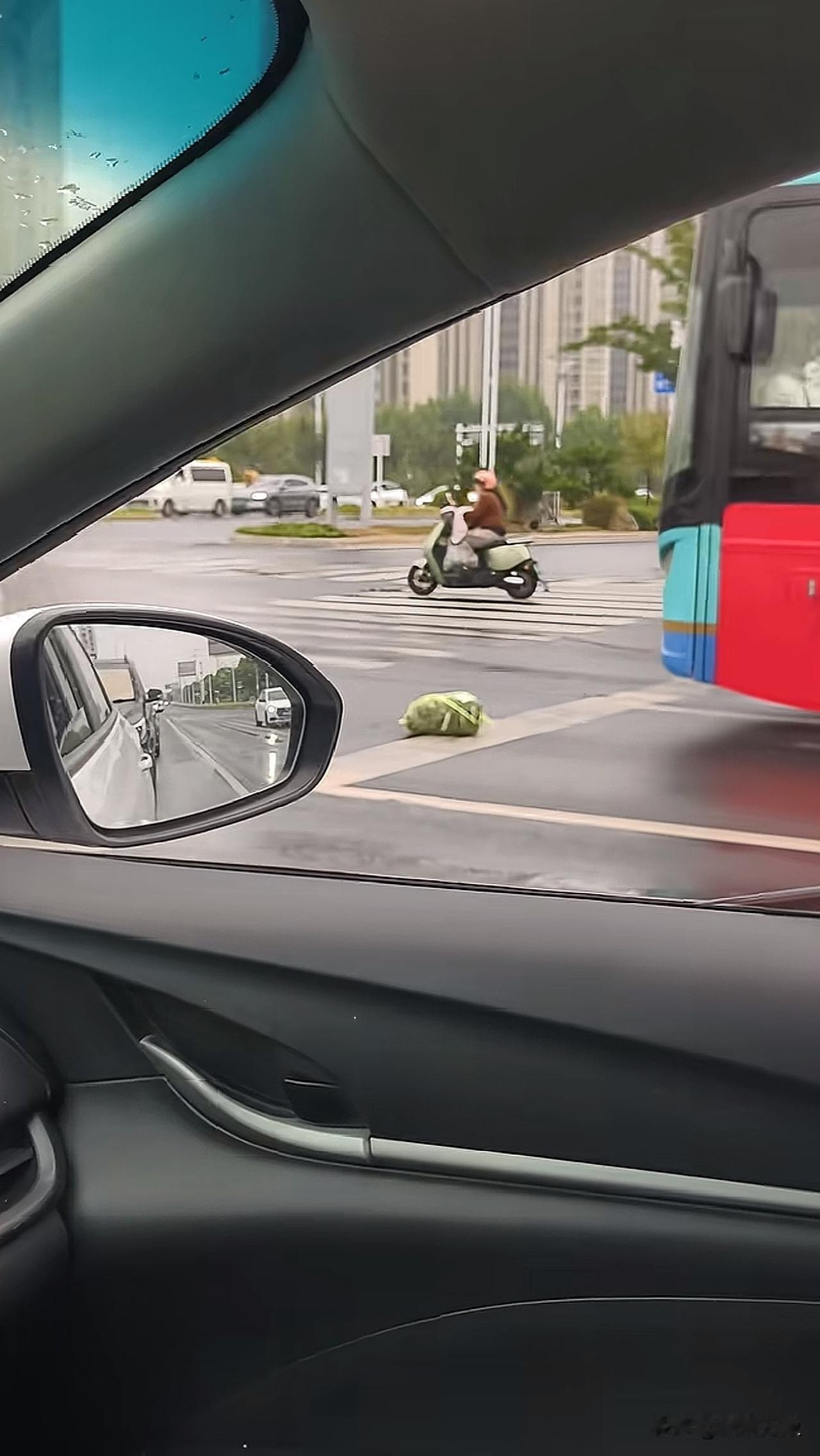 马路中间，没人捡，我捡不捡？