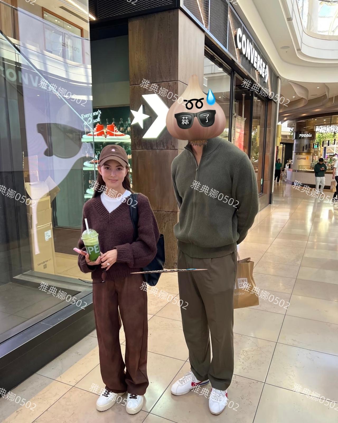 天啊，周杰伦的老婆昆凌本人好小一只，穿平底鞋的她貌似连1米6都很勉强，跟男粉丝合