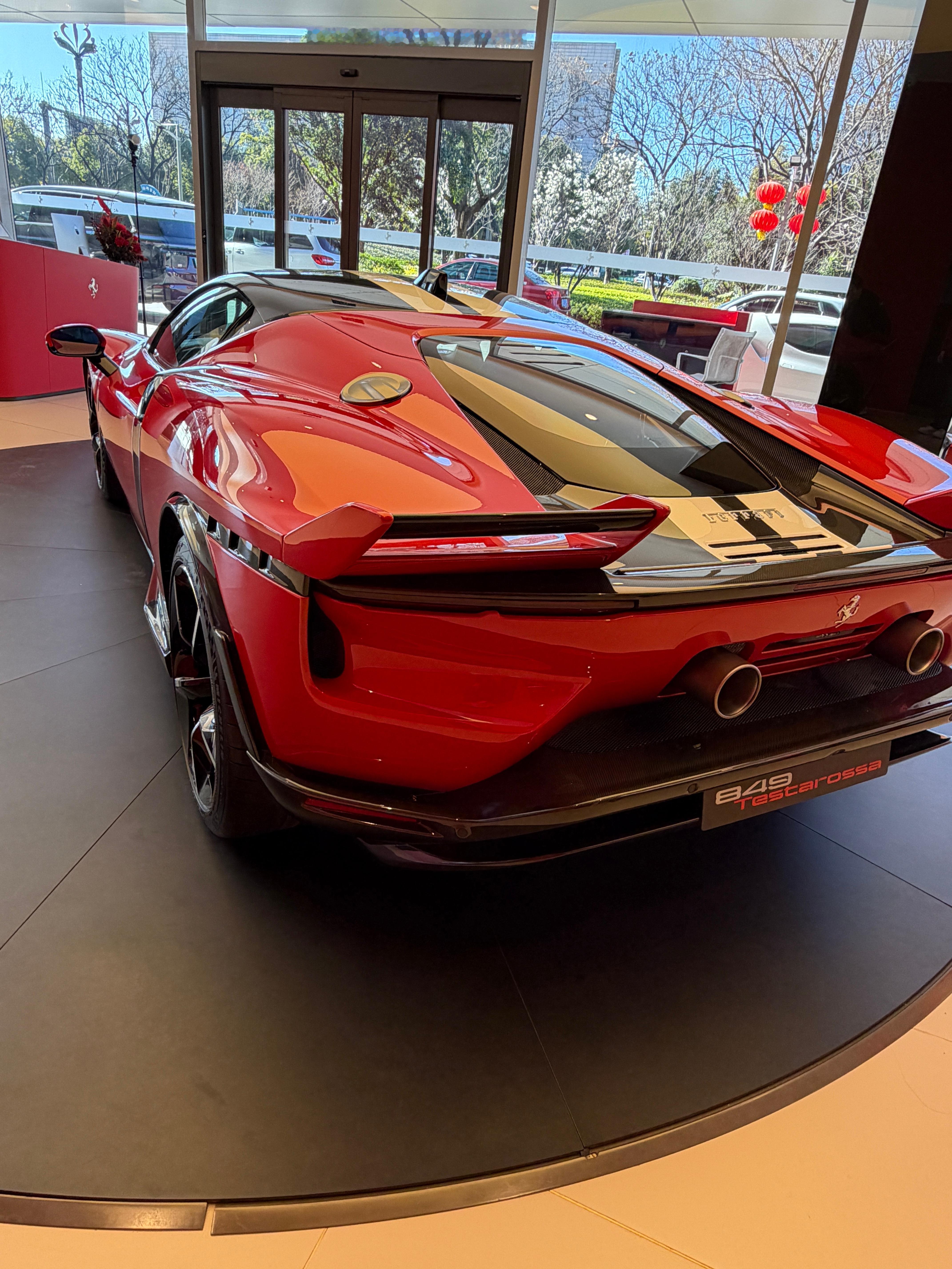 还是法拉利的设计师敢创新敢突破，SF90的样子完全消失了。