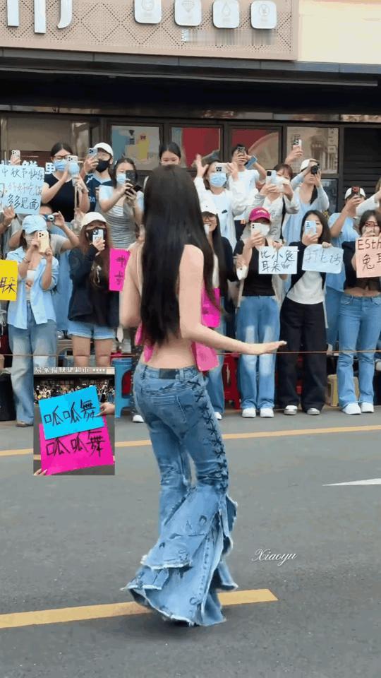 虞书欣身材很棒，凹凸有致，曲线毕露，这样窈窕的身材穿上这低腰裤，哎呦，确实还挺好