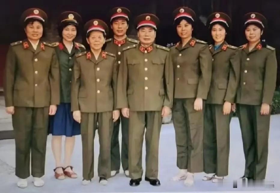 上世纪八十年代，杨得志将军夫妇与子女们的全家福留影，5个女儿1个儿子，名字都带“