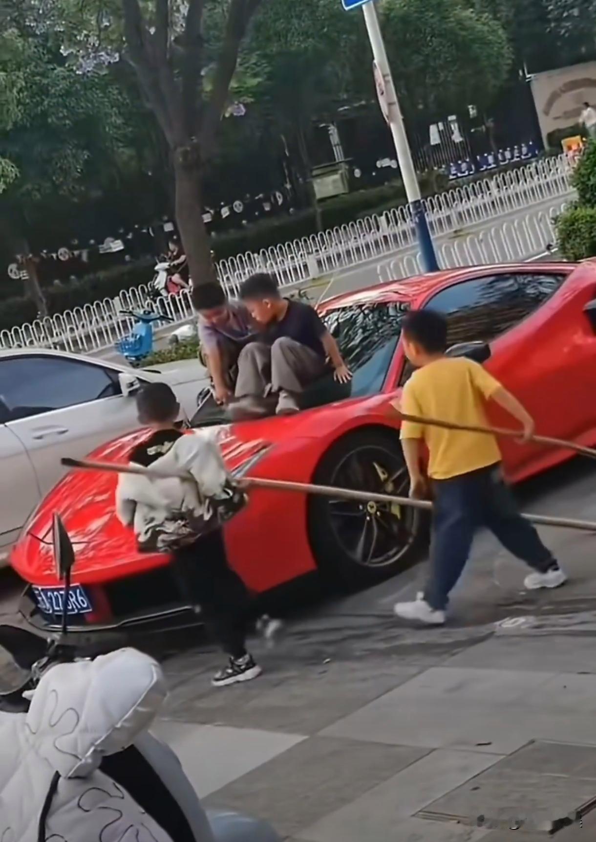 云南昆明这几个熊孩子的行为已经够让人感觉到生气了。没想到他们的父母的做法更让人