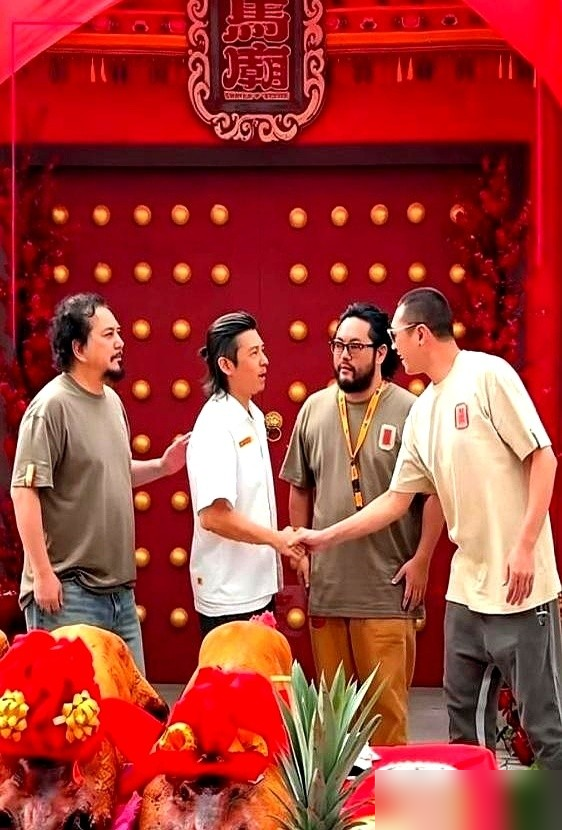 陈冠希真去拍戏了，在马来西亚演个开假庙骗钱的神棍。黄秋生站他旁边，两人上一次同框还是21年前的《头文
