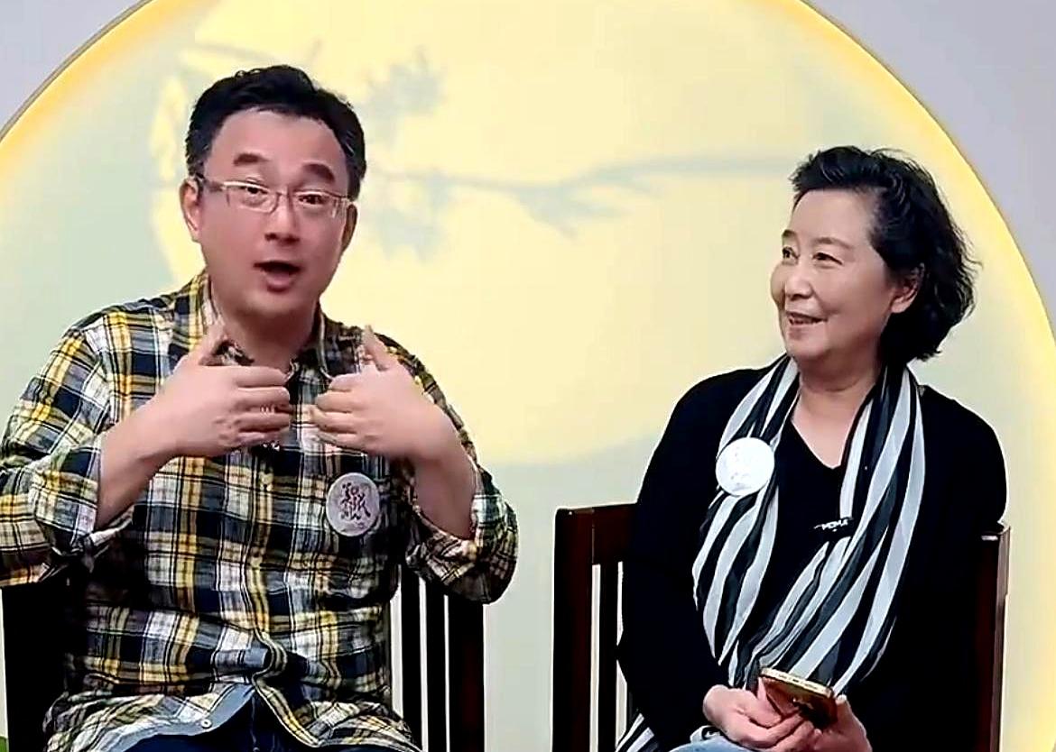 谁能想到，当年在上海台综艺圈混得最不起眼的那个小伙，熬到大叔年纪，居然成了唯一端